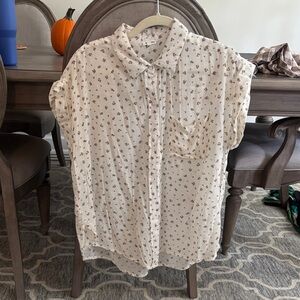 En Creme Floral Button-Up Blouse